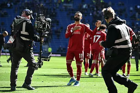 الانتصار الأخير في الديربي.. احتفال خاص من صلاح وروبرتسون مع جماهير ليفربول (صور)